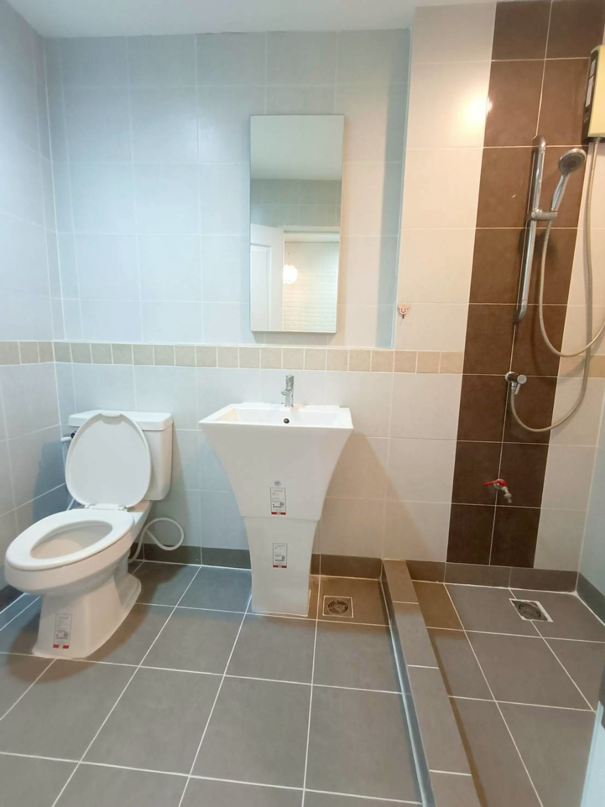 ให้เช่าทาวน์โฮมราษฎร์บูรณะ สุขสวัสดิ์ : (Newly Renovated) ทาวโฮม-หลังมุม พร้อมเข้าอยู่! / 18,500.- 