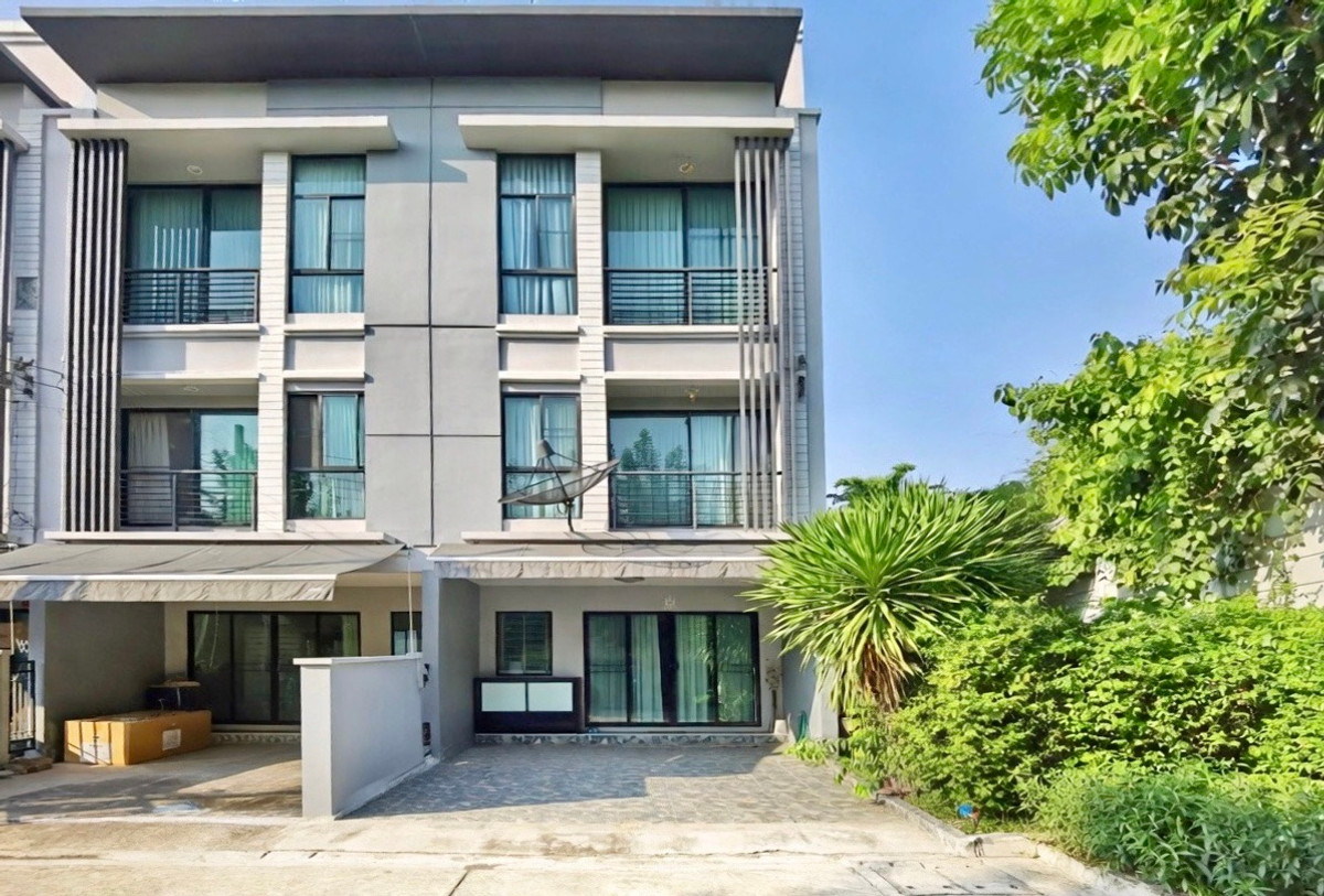 For SaleTownhomeRattanathibet, Sanambinna : [Selling at a loss! Decorated in the millions] Baan Klang Muang Rattanathibet, back side, 33 sq m, near MRT Nonthaburi Intersection 1, only 500 meters.