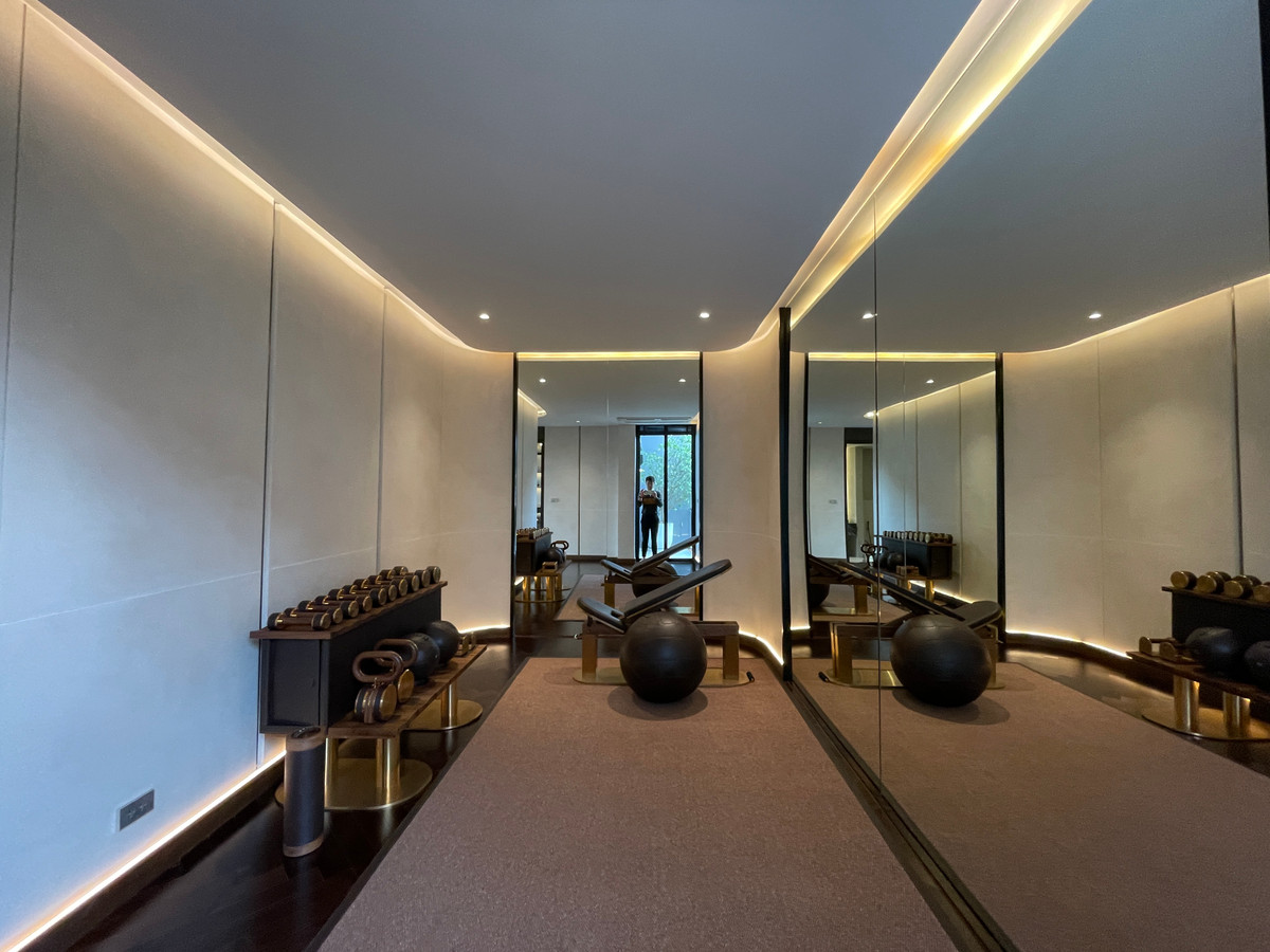 ขายบ้านเลียบทางด่วนรามอินทรา : "หนึ่งเดียวบนเลียบด่วน! Cira Residences บ้านเดี่ยว Ultra-Luxury 3.5 ชั้น พื้นที่ 845 ตร.ม. พร้อมสระว่ายน้ำส่วนตัว | ใกล้ทองหล่อ-พระราม 9 เพียงไม่กี่นาที (สังคมส่วนตัวเพียง 9 ยูนิต)"