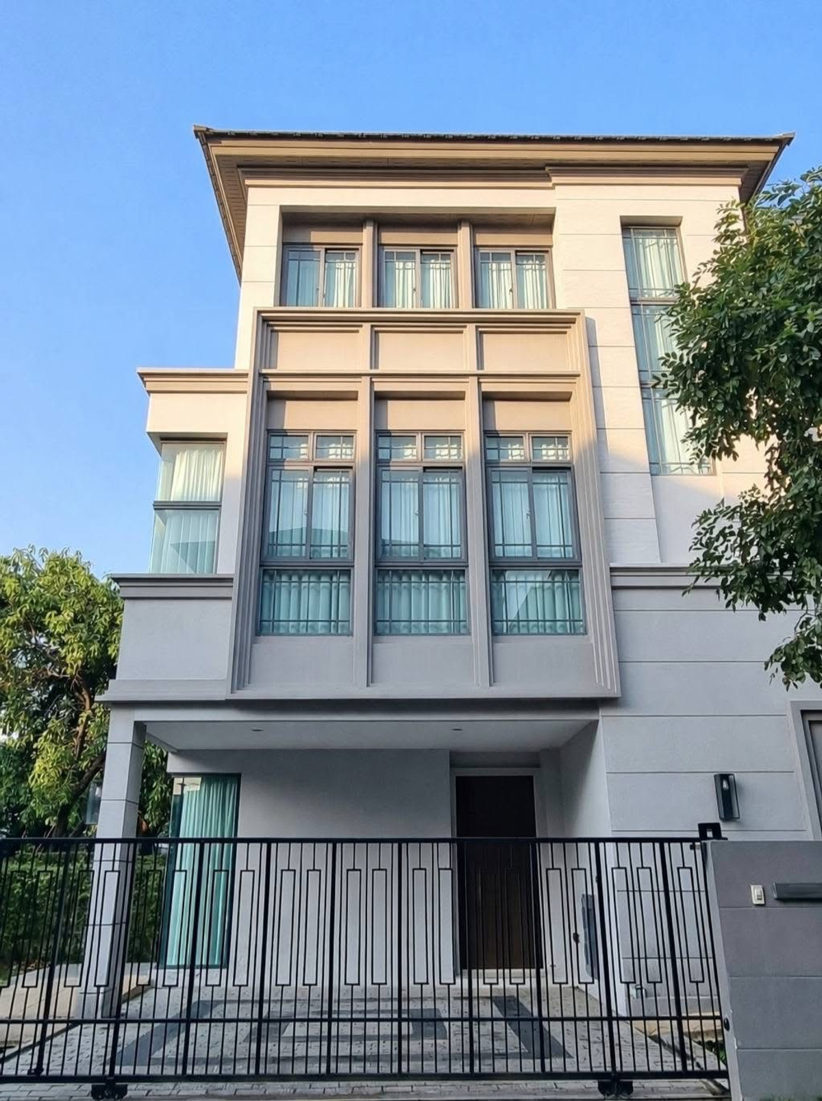 For SaleHousePattanakan, Srinakarin : 🏡 LV-H690009 for sale: The Sonne Srinakarin–Bangna, 3-story luxury house, corner project, next to Clubhouse, ready to move in.