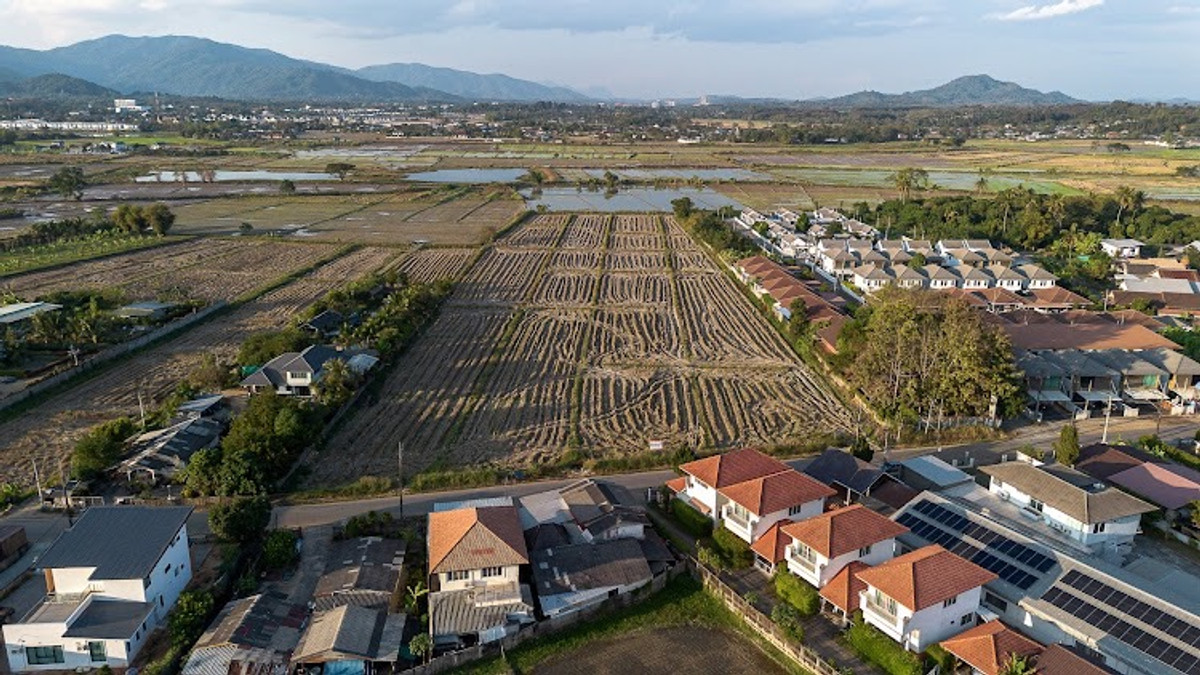 ขายที่ดินเชียงราย : ขายที่ดิน ทำเลทอง บ้านดู่ อ.เมือง จ.เชียงราย 17 ไร่ ๆ ละ 4 ล้าน ใกล้สนามบิน ม.ราชภัฏ สร้างหอพัก หมู่บ้านได้ ทำเลที่พักอาศัย