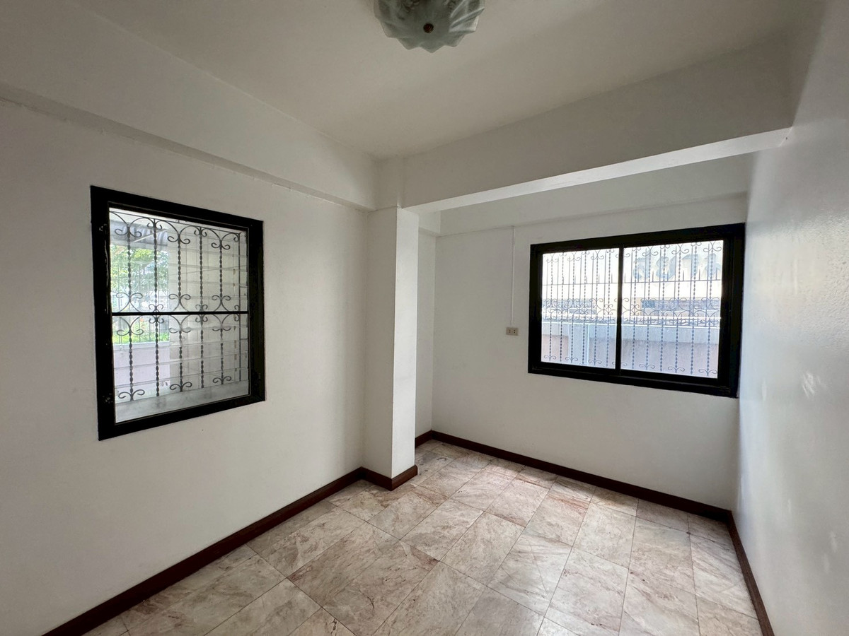 ให้เช่าทาวน์โฮมนานา : ทาวเฮ้าท์รีโนเวทใหม่ เหมาะทำธุรกิจ ใกล้ BTS นานา ** NO CO-AGNT ** 