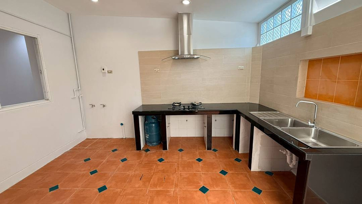 ขายทาวน์โฮมลาดกระบัง สุวรรณภูมิ : ขายด่วน ทฮ 2 ชั้น 3 ห้องนอน รีโนเวทใหม่ทั้งหมด หมู่บ้าน ดิเอ็กคลูซีฟ เฉลิมพระเกียรติ ร.9 ซอย72 ใกล้วงแหวนกาญจนาภิเษก, สนามบินสุวรรณภูมิ (Gant-285)