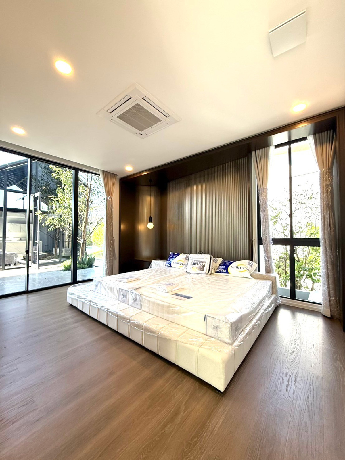 For SaleHousePattanakan, Srinakarin : House for sale VIVE New Krungthepkreetha has a private pool, private elevator, parking for 4 cars+