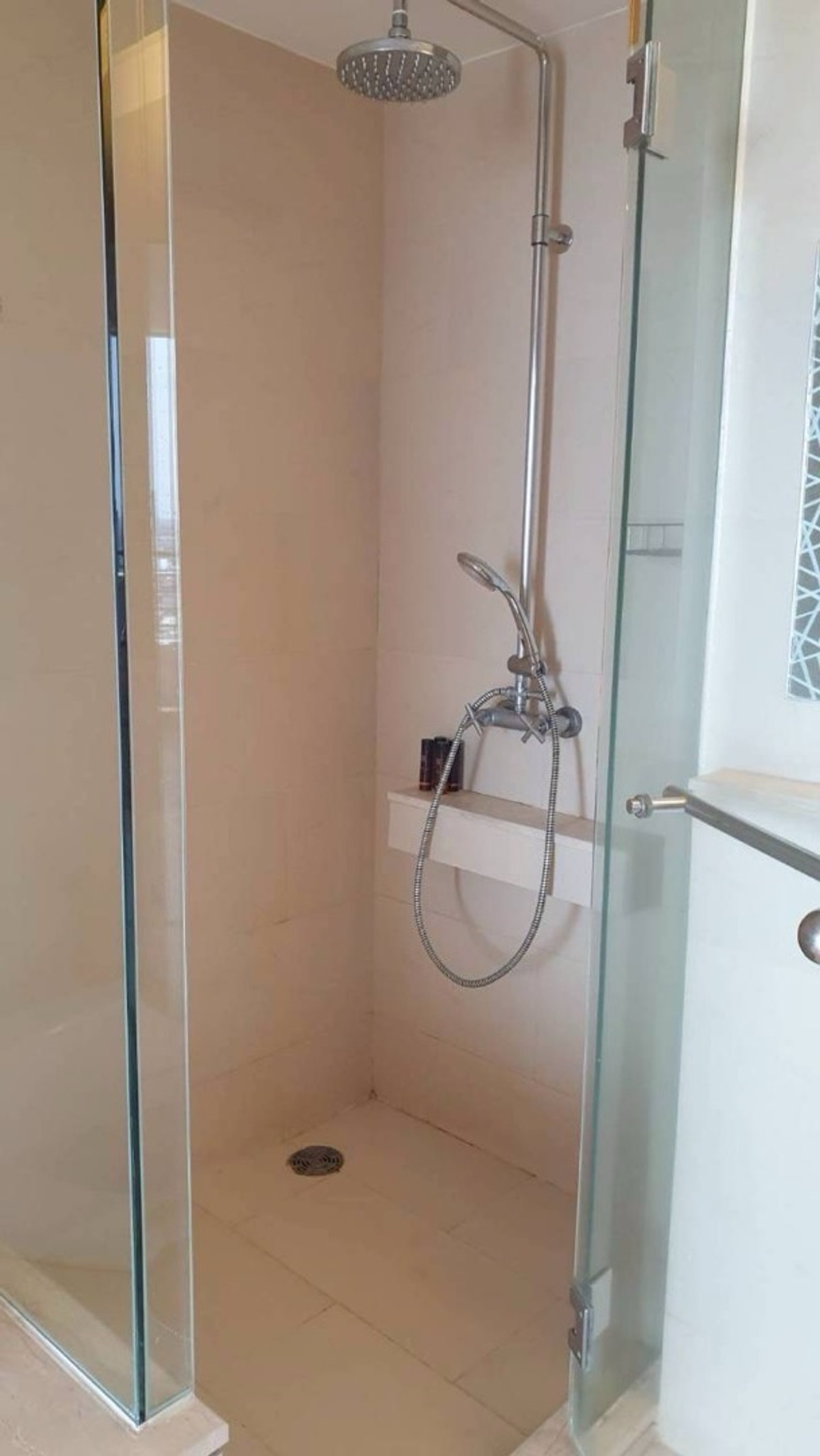 For RentCondoSathorn, Narathiwat : Sathorn Prime Residence for rent, 64 sq m, 25th floor, fully furnished, complete electrical appliances, has bathtub, 32,000 baht, WiFi included.