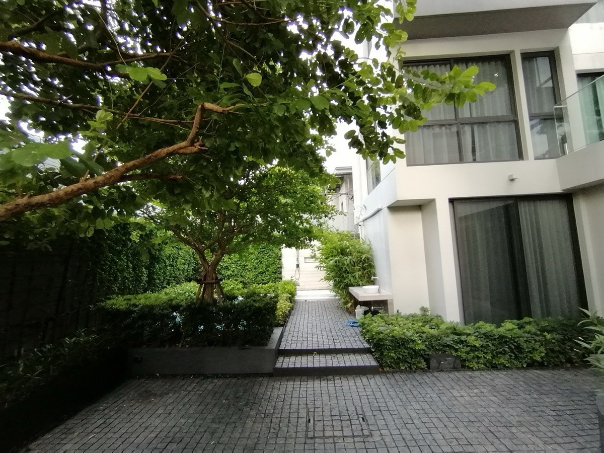 บ้านสุขุมวิท อโศก ทองหล่อ : วิลล่าหรูทองหล่อให้เช่า พร้อมสระว่ายน้ำส่วนตัวและลิฟท์ส่วนตัว