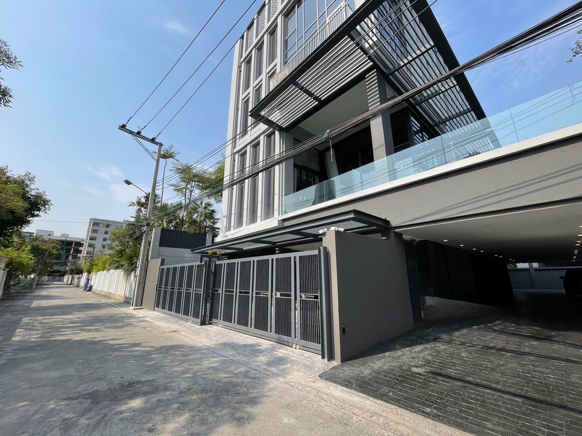 ให้เช่าบ้านสุขุมวิท อโศก ทองหล่อ : ทาวน์โฮมหรู ทองหล่อ  มีลิฟต์และสระว่ายน้ำส่วนตัว เลี้ยงสัตว์ได้ ใกล้ BTS ทองหล่อ 