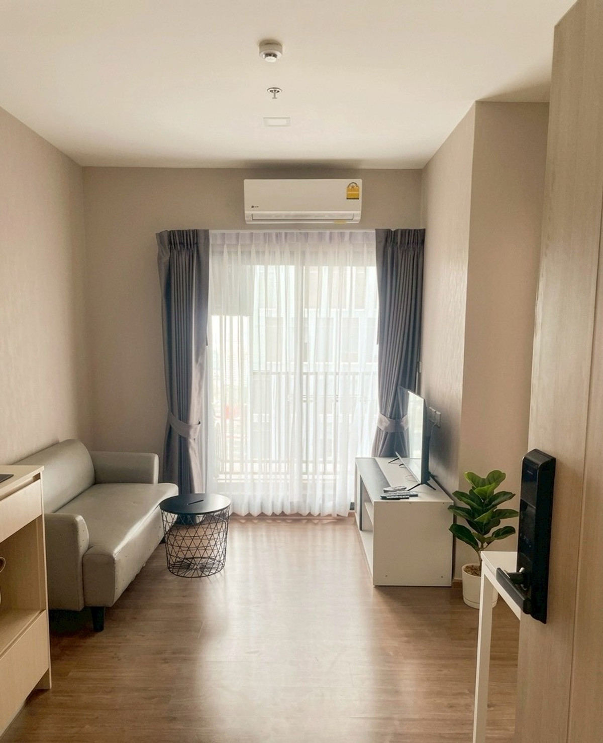 For RentCondoRamkhamhaeng, Hua Mak : 🐾 Metris Rama 9 – Ramkhamhaeng | Pet-Friendly Condo! 🌿🏙️ Pets allowed, open pool view, great airflow—super comfortable living 💨✨