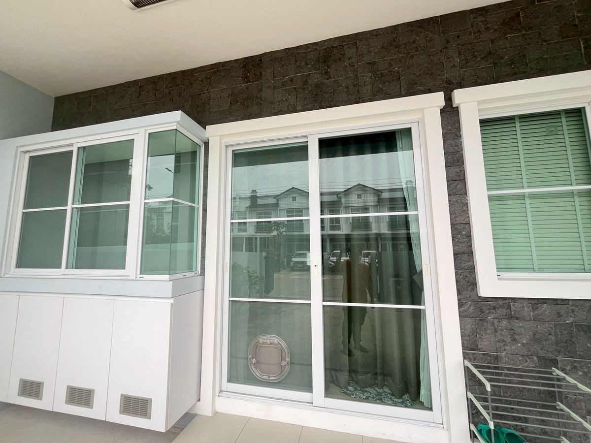 For RentTownhomeBangna, Bearing, Lasalle : 2-story townhome with furniture, beautifully decorated, for rent in Bangna-Bang Kaeo area. Near Ramkhamhaeng University Bangna campus only 700 meters.
