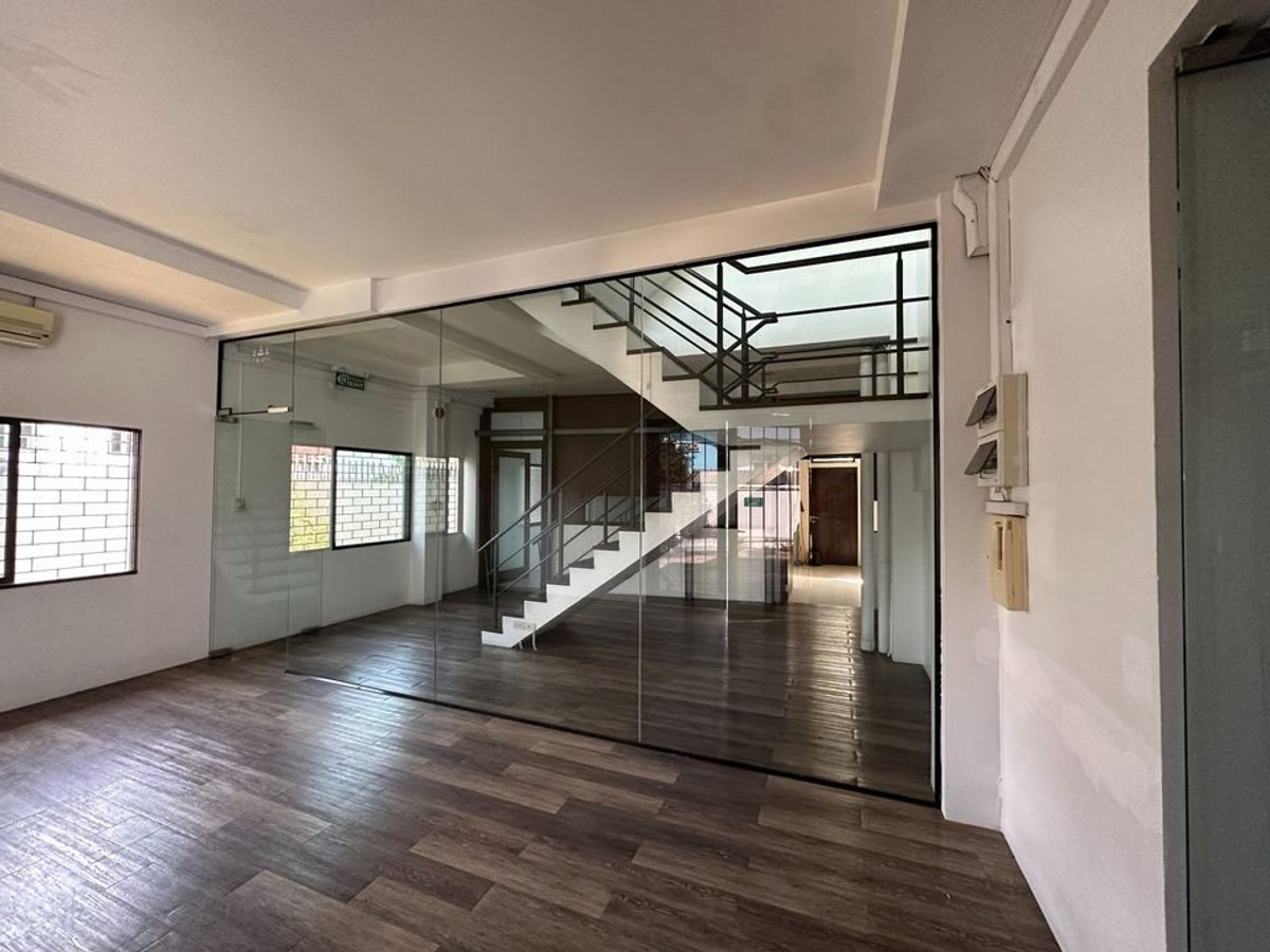 For RentWarehouseOnnut, Udomsuk : Warehouse Sukhumvit 101 / 250 sq.w. (FOR RENT) GNG065