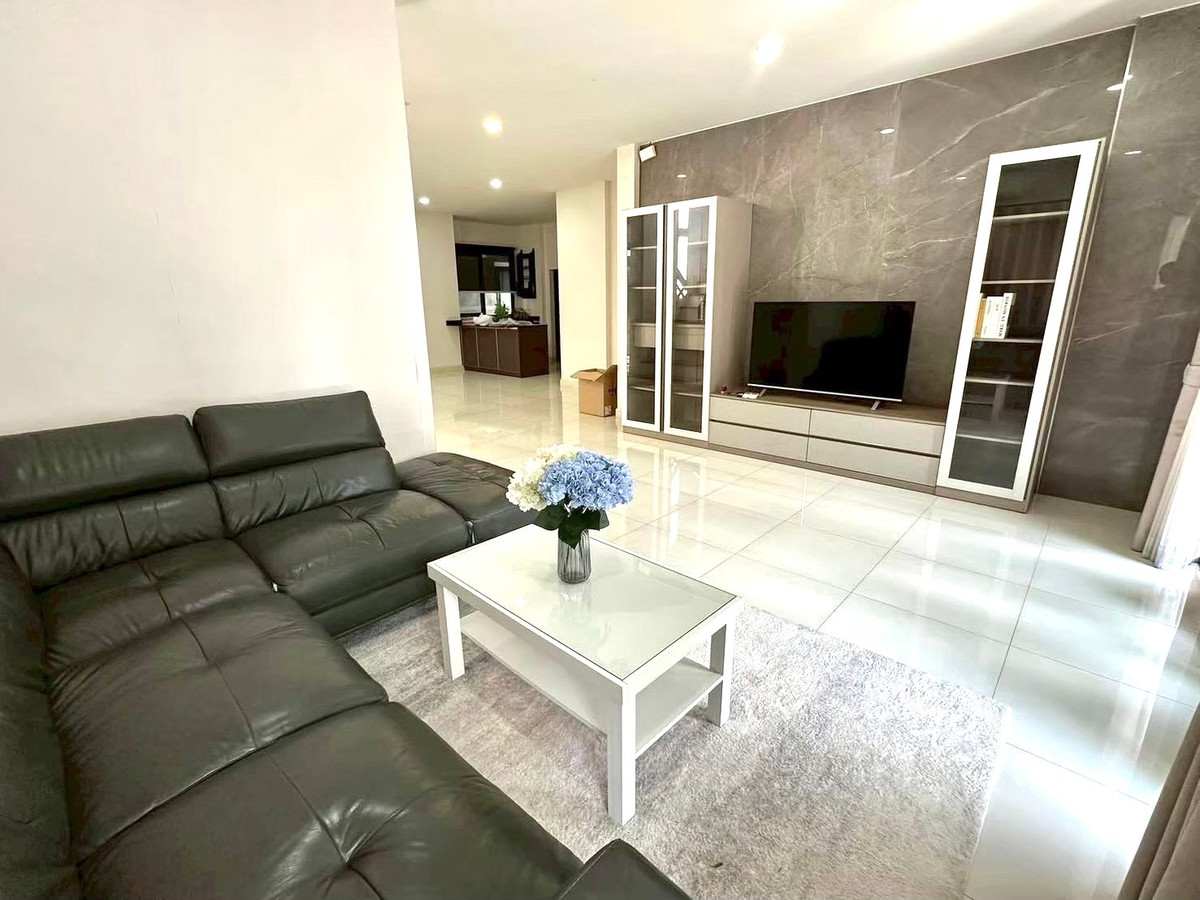 บ้านบางนา แบริ่ง ลาซาล : ให้เช่า/ขาย บ้าน The City Bangna Km.7  62 ตร.ว.  266 ตร.ม. ตกแต่ง พร้อมเข้าอยู่   พื้นที่รอบบ้านปูทางเดินรอบ ใช้งานได้อย่างเต็มที่