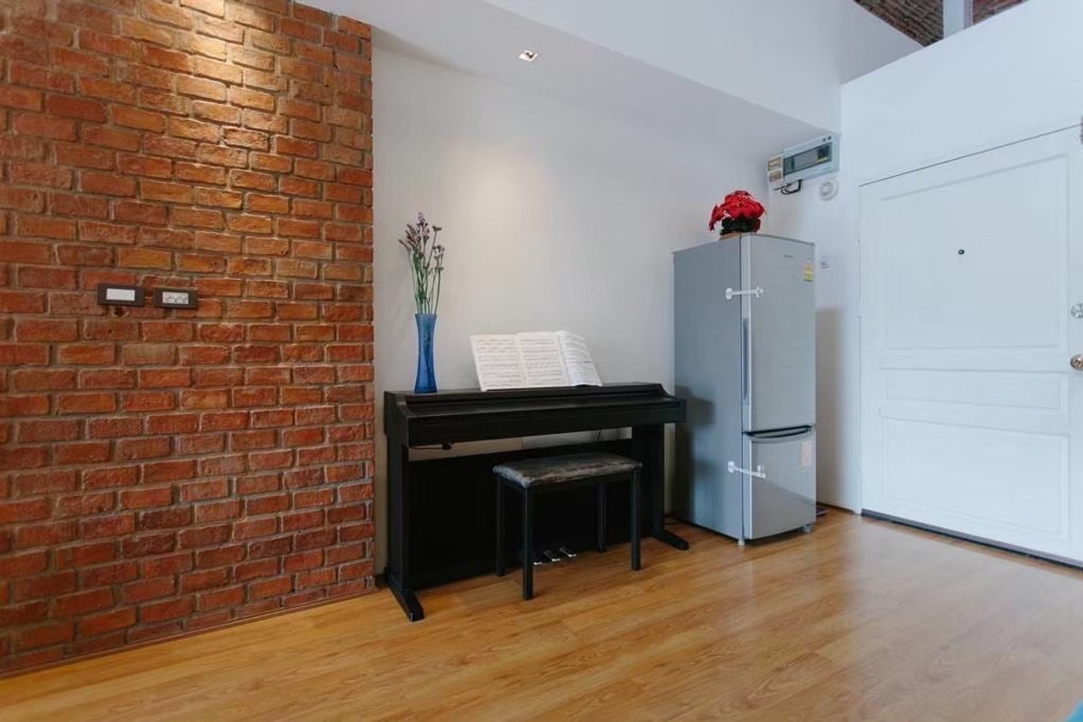 For RentCondoSukhumvit, Asoke, Thonglor : Urgently available room for rent: Young Place, Soi Prasarnmit (Sukhumvit 23). If interested in negotiating the price, add Line @condo168 (with @ in front as well)