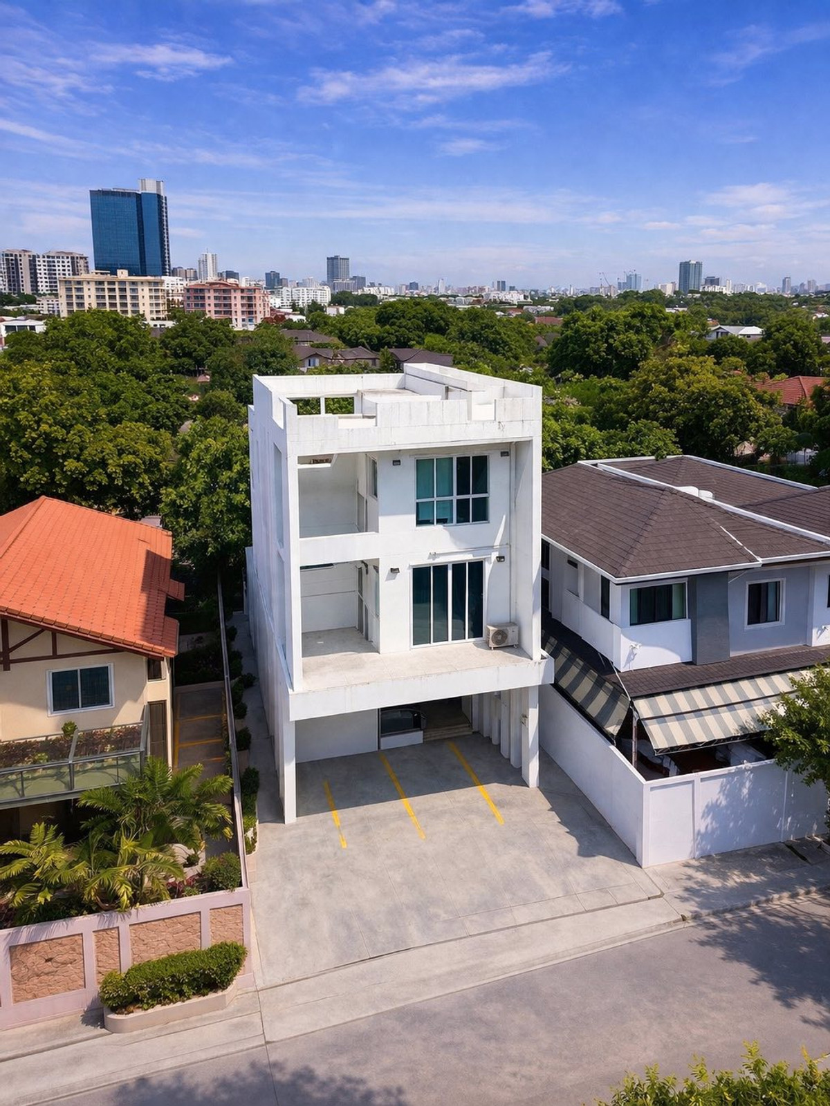 For RentHome OfficeRama9, Petchburi, RCA : Home office for rent, 3 floors, Rama 9 (RCA), has 5 bedrooms, 4 bathrooms, land area 55 square wah (approximately 790 sq m.), monthly rental price 79,000 baht/month.