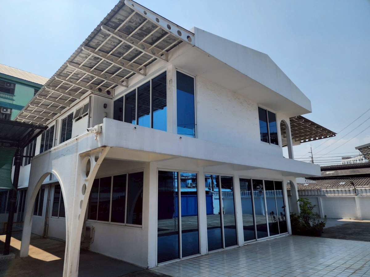 ขายสำนักงานเกษตร นวมินทร์ ลาดปลาเค้า : ขายบ้านพร้อมที่ดิน รามอินทรา 42 ใกล้รถไฟฟ้าอินทรา กม.6เพียง 1 นาที เหมาะเป็นhome office