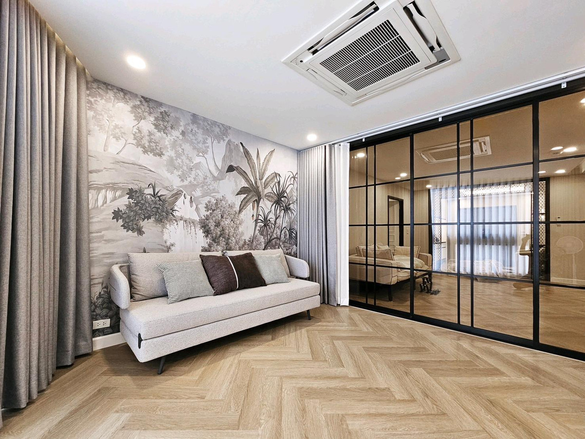 For RentCondoSukhumvit, Asoke, Thonglor : 3 Bedrooms Plus for rent with Pet-friendly, Central area on Sukhumvit 24