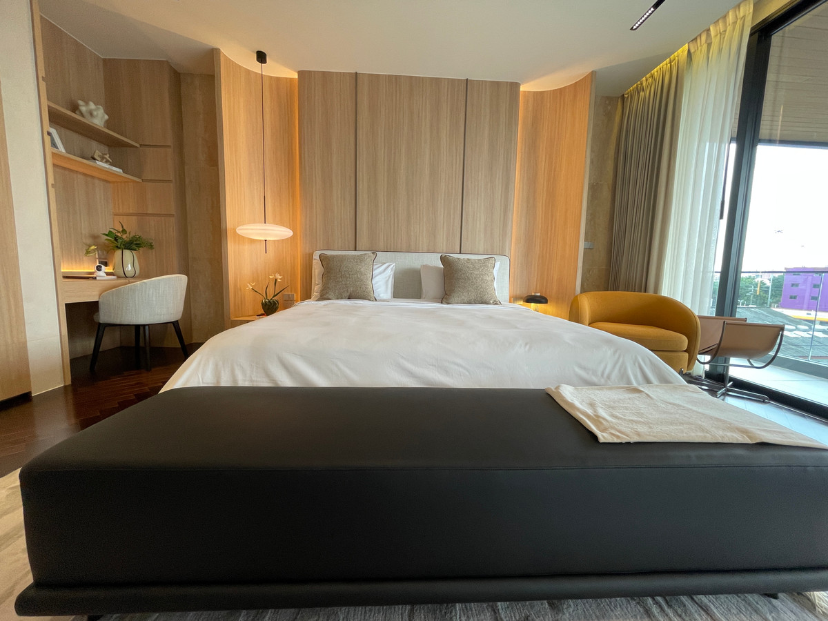 ขายบ้านเลียบทางด่วนรามอินทรา : "หนึ่งเดียวบนเลียบด่วน! Cira Residences บ้านเดี่ยว Ultra-Luxury 3.5 ชั้น พื้นที่ 845 ตร.ม. พร้อมสระว่ายน้ำส่วนตัว | ใกล้ทองหล่อ-พระราม 9 เพียงไม่กี่นาที (สังคมส่วนตัวเพียง 9 ยูนิต)"