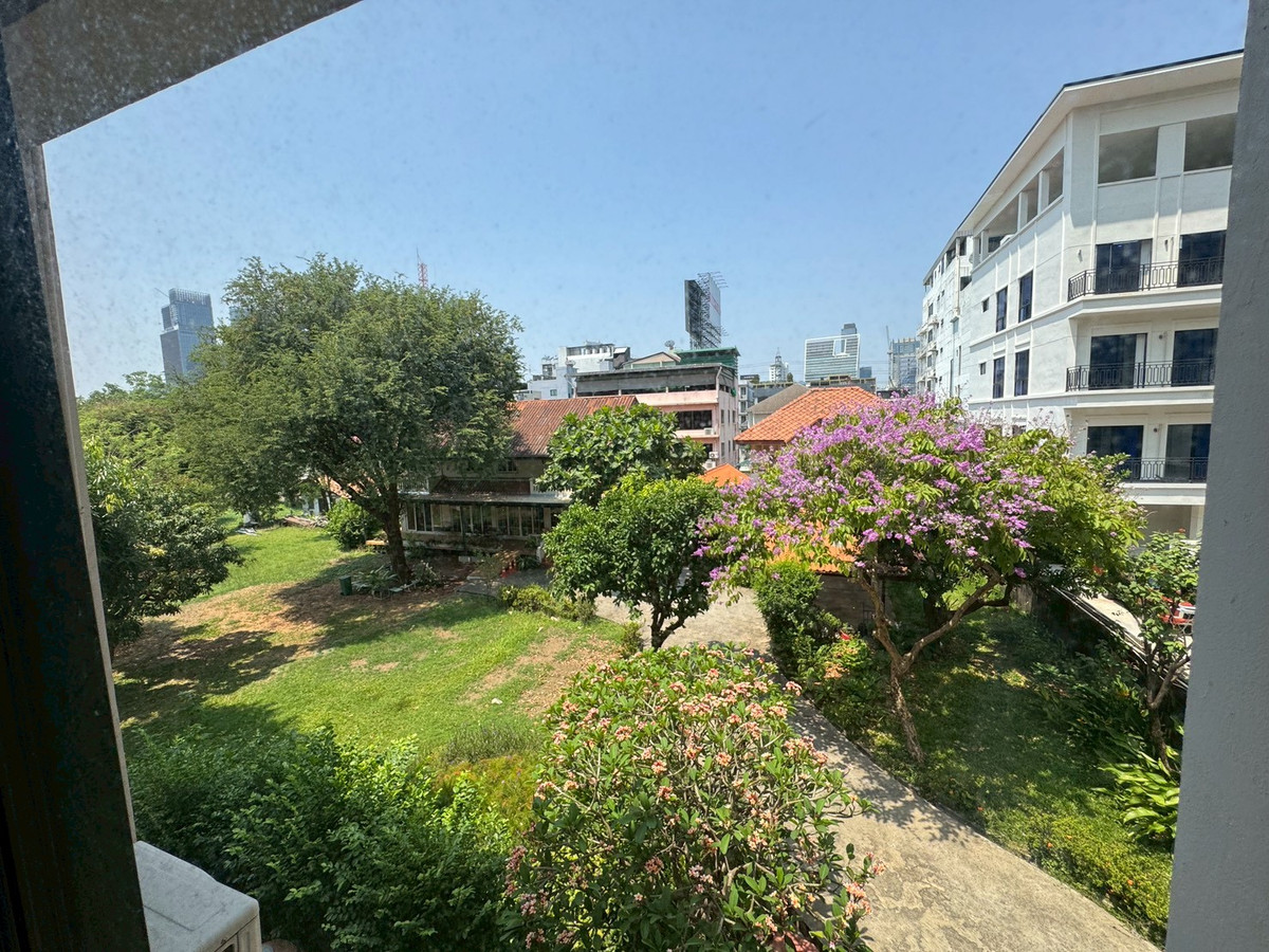 ให้เช่าทาวน์โฮมนานา : ทาวเฮ้าท์รีโนเวทใหม่ เหมาะทำธุรกิจ ใกล้ BTS นานา ** NO CO-AGNT ** 