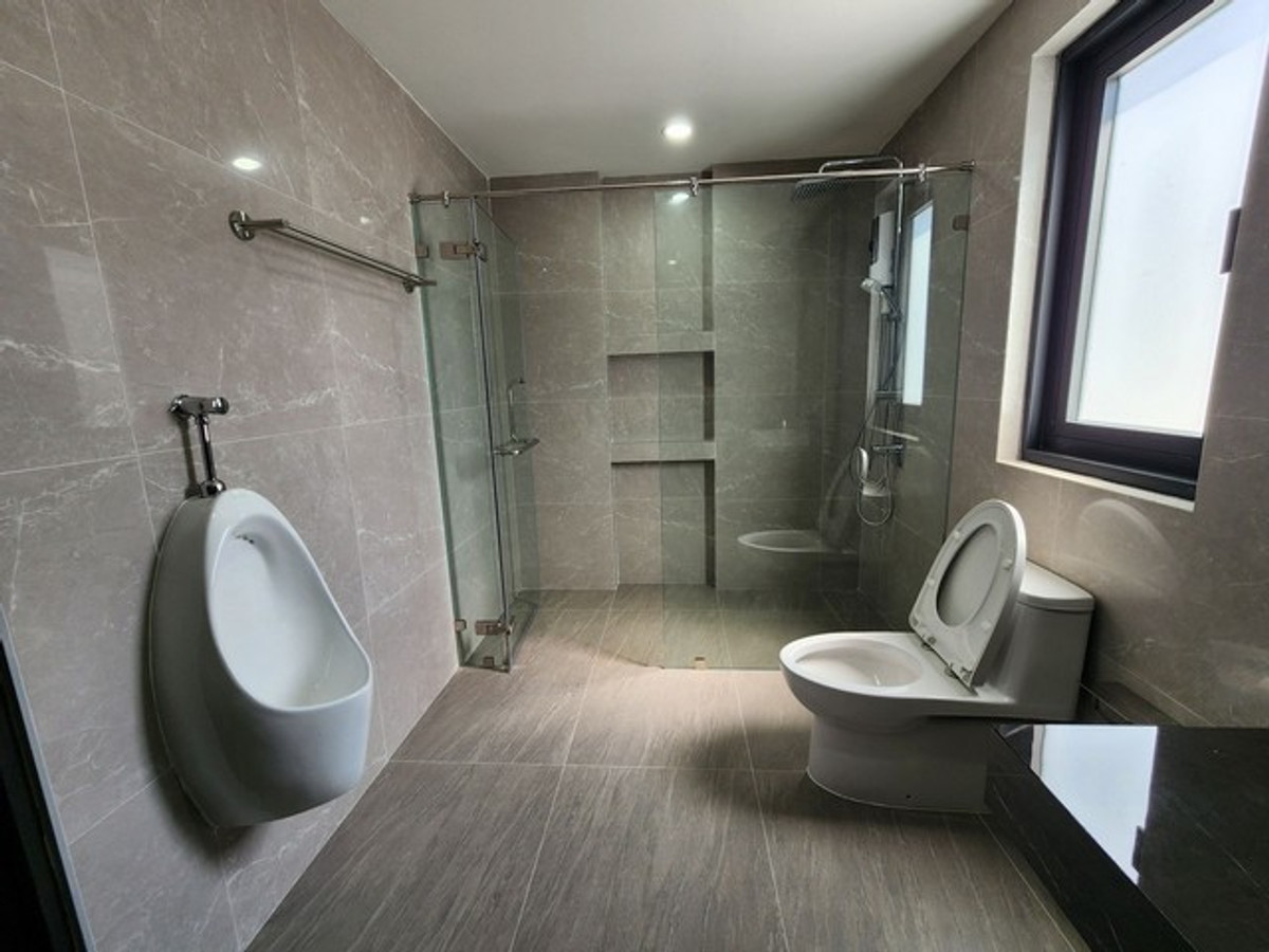 ให้เช่าบ้านพระราม 2 บางขุนเทียน : บ้านเดี่ยวให้เช่า 2 ชั้น ปรับปรุงใหม่ สไตล์ Modern ขนาด 93 ตารางวา 4 นอน มีเรือนรับรองแยก อยู่หลังเซ็นทรัล พระรามสอง