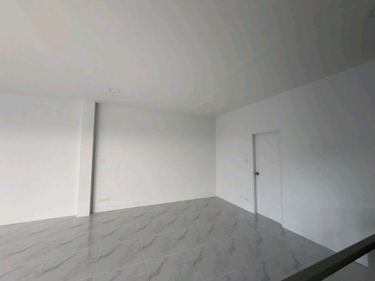 For RentWarehouseEakachai, Bang Bon : ✨ Close to community areas, easy to find labor, convenient travel, supports a variety of businesses.