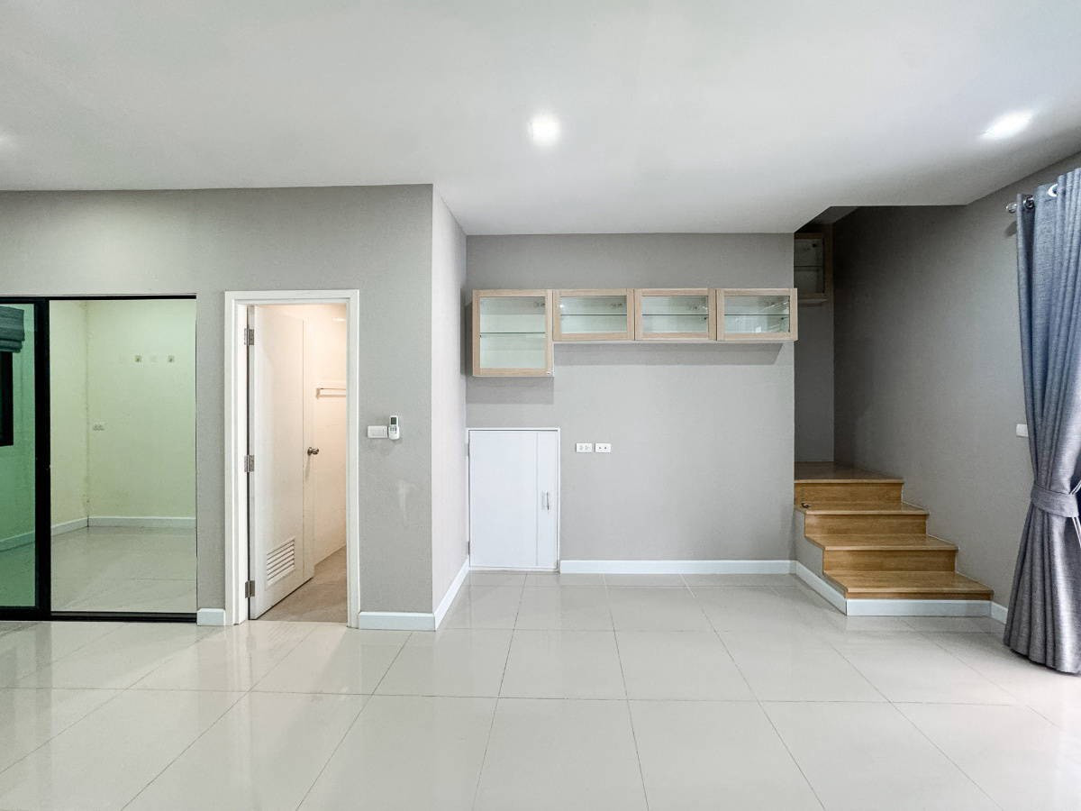 For SaleTownhomeNawamin, Ramindra : Urgent sale! 3-story townhome, Patio Watcharapol-Ramindra. Near the Pink Skytrain, Watcharaphon Station (N.2070)