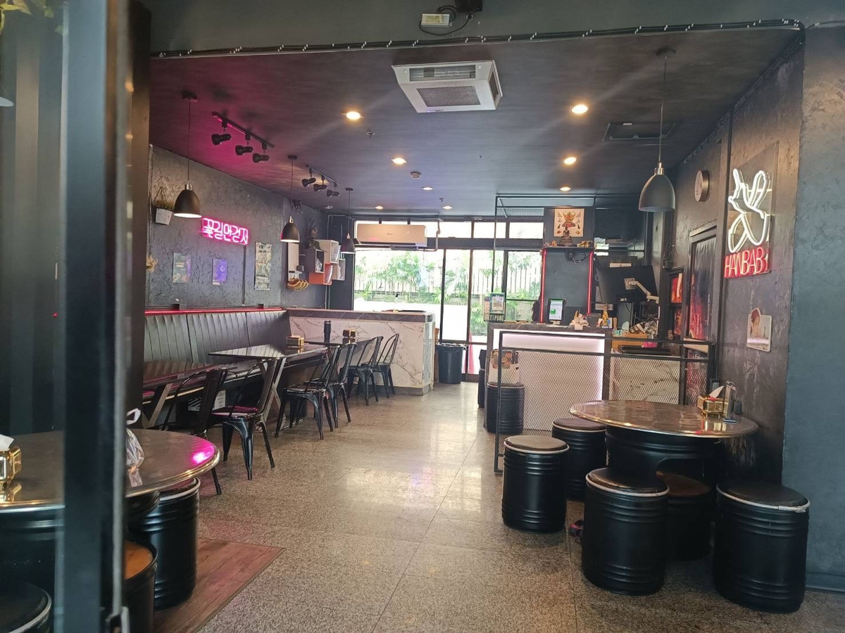 For LeaseholdRetail SpaceRatchathewi,Phayathai : Urgent sale, restaurant location 16 years old, under Lumpini Condo, Saphan Khwai, opposite Camping Ground.