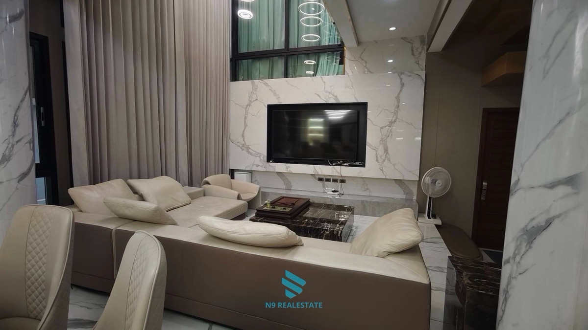 ขายบ้านเลียบทางด่วนรามอินทรา : (ขาดทุน10ล้าน) The glamor บ้าน+สระว่ายน้ำแต่งสวยเฟอร์ครบ พร้อมอยู่ ห่างเอกมัย 10 นาที 