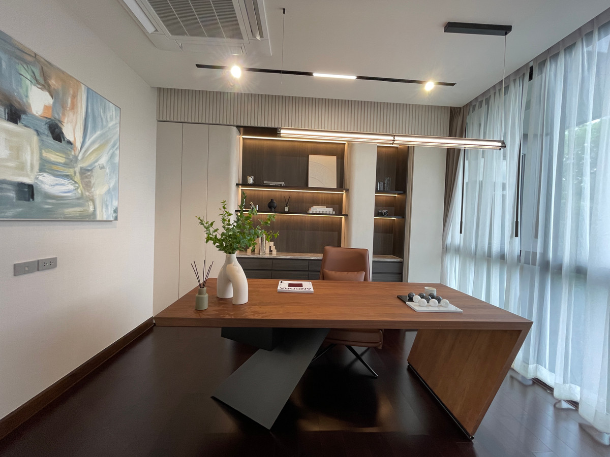 ขายบ้านเลียบทางด่วนรามอินทรา : "หนึ่งเดียวบนเลียบด่วน! Cira Residences บ้านเดี่ยว Ultra-Luxury 3.5 ชั้น พื้นที่ 845 ตร.ม. พร้อมสระว่ายน้ำส่วนตัว | ใกล้ทองหล่อ-พระราม 9 เพียงไม่กี่นาที (สังคมส่วนตัวเพียง 9 ยูนิต)"