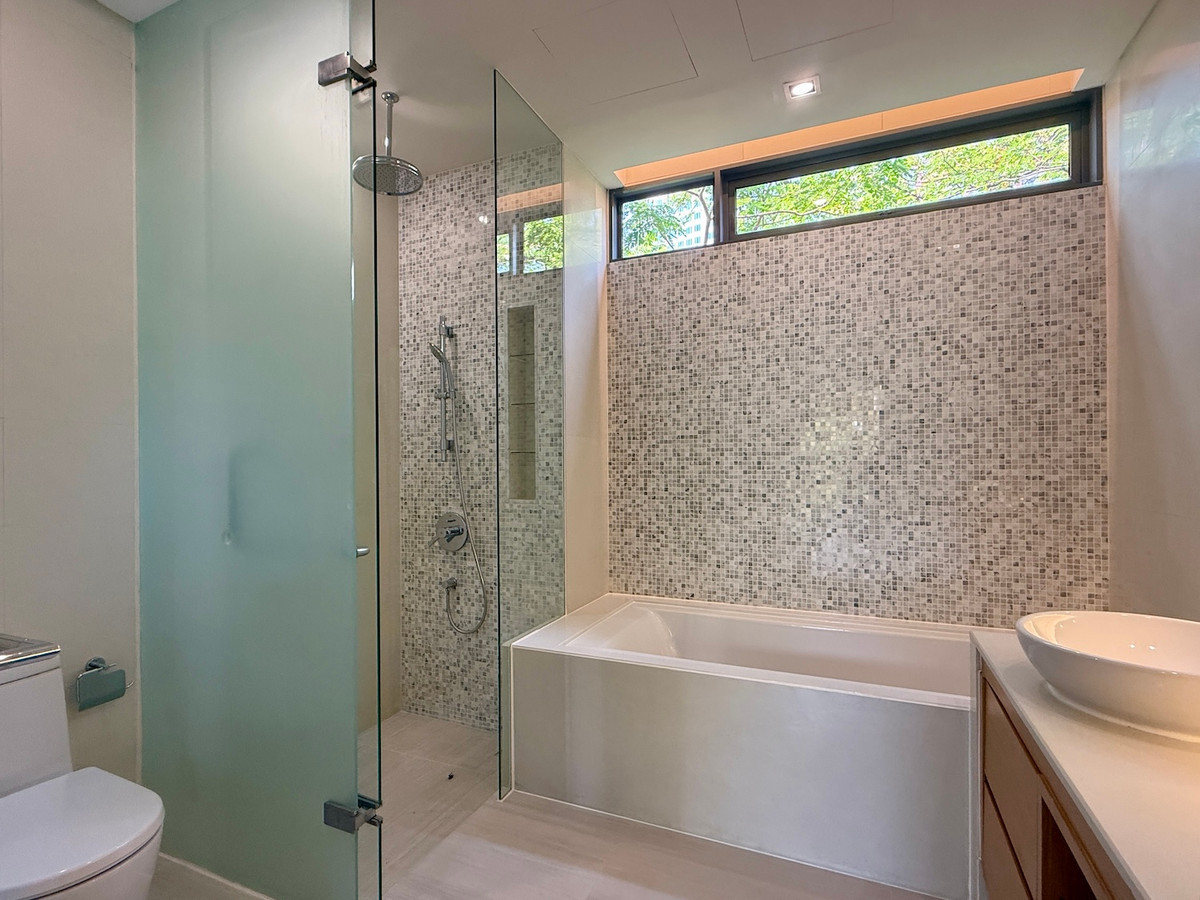 ให้เช่าคอนโดสุขุมวิท อโศก ทองหล่อ : คอนโดห้องใหญ่ 3 ห้องนอน พร้อมระเบียงกว้าง วิวสวน  ใกล้อโศกและพร้อมพงศ์