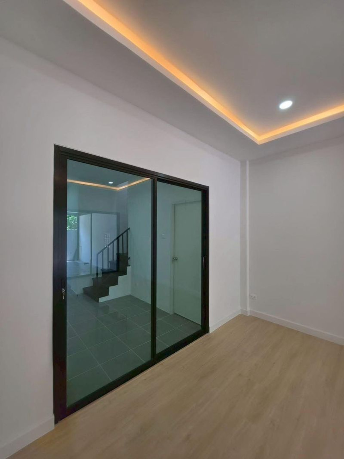 ขายทาวน์โฮมนวมินทร์ รามอินทรา : ขายทาวน์โฮม 2 ชั้น หมู่บ้านตะวันนา จตุโชติ 12 (Tawanna Chatuchot 12) ขนาด 17 ตารางวา 2 ห้องนอน ถนนจตุโชติ แขวงออเงิน เขตสายไหม กรุงเทพมหานคร