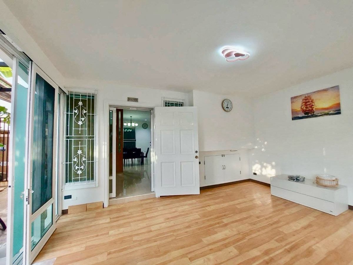 ให้เช่าทาวน์โฮมรัชดา ห้วยขวาง : หมู่บ้านกลางเมือง Grand de Paris ติดกับ รร.นานาชาติสิงคโปร์ SISB ประชาอุทิศ ห้วยขวาง บ้าน 3ชั้น  4 ห้องนอน 4ห้องน้ำ