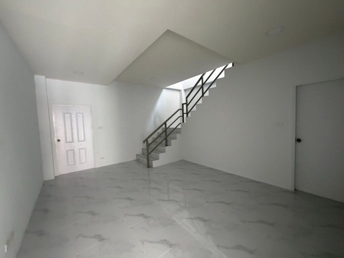 For RentWarehouseEakachai, Bang Bon : 📦 New warehouse for rent, size 400 sq m.  Soi Ekachai 87 
 Bang Bon ✅LineOA : @ladysai