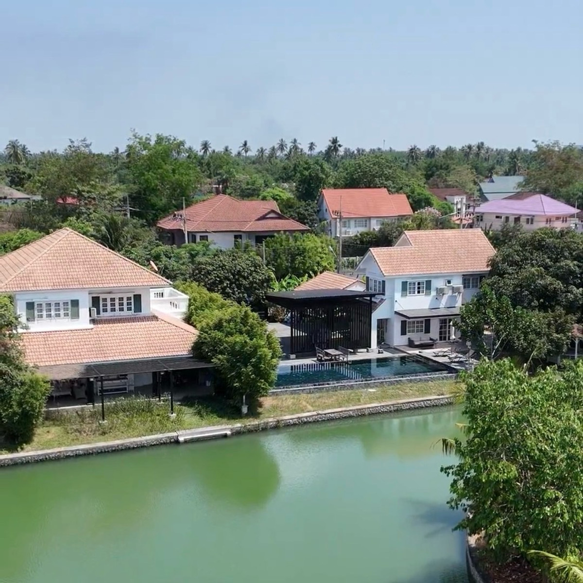 For SaleHousePhutthamonthon, Salaya : 🏡 For sale, 2 detached houses on 365 sq m of land, next to the lake, view connecting the Tha Chin River | Krisada Manina 27 Salaya with private swimming pool.
