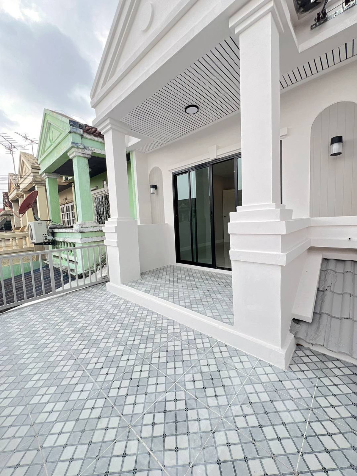 ขายทาวน์โฮมนนทบุรี บางใหญ่ บางบัวทอง : ขายทาวน์เฮาส์ลภาวัล 3 บางใหญ่ 17.5 ตร.ว. ใกล้ MRT สายสีม่วง มีเทอเรสแต่งใหม่ ฟรีโอน