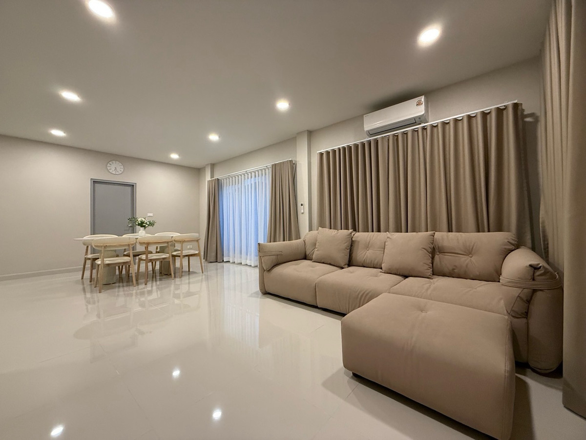 ให้เช่าบ้านปทุมธานี รังสิต ธรรมศาสตร์ : 🏡บ้านเซนโทร พหล -วิภาวดี 3 พร้อมให้เช่า 🛋️เฟอร์นิเจอร์ ครบ เครื่องใช้ไฟฟ้า ครบ ทีวี ตู้เย็น เครื่องซักผ้า แอร์ 5 ตัว 