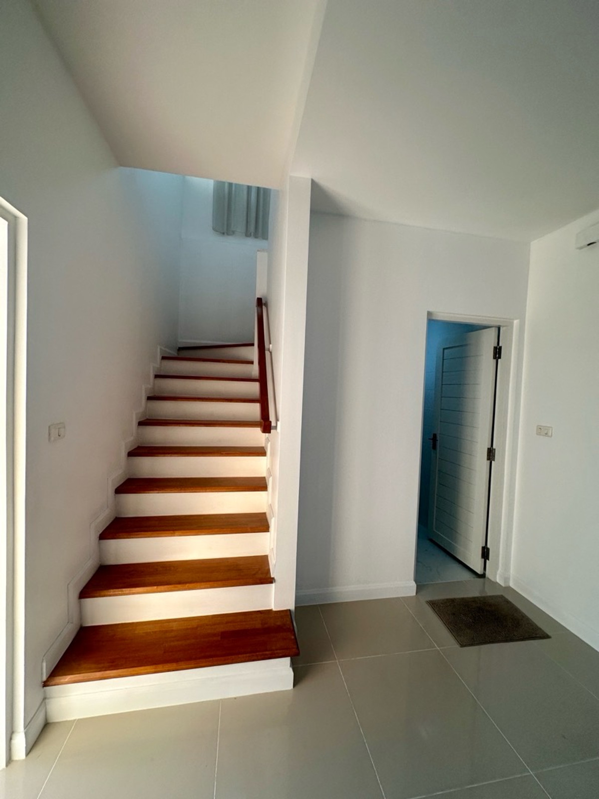 ให้เช่าบ้านลาดกระบัง สุวรรณภูมิ : 🐶 ย้ายเข้าได้ทันที! บ้านเดี่ยว 2 ชั้น พื้นที่กว้าง เลี้ยงน้องหมา-แมวได้ รับสัญญาเช่าระยะสั้น
