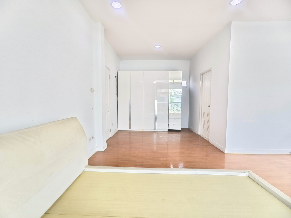 ขายบ้านมีนบุรี-ร่มเกล้า : ขาย บ้านเดี่ยว สัมมากร รามคำแหง162/1 ติดรถไฟฟ้า 4 ห้องนอน 3 ห้องน้ำ เพดานสูง double volume มีห้องนอนชั้นล่าง พร้อมตกแต่ง ค่าส่วนกลางถูก