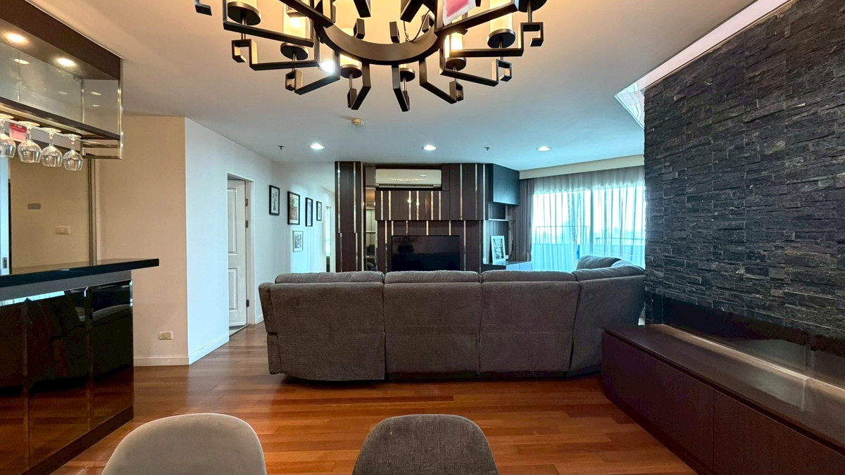 For RentCondoRama9, Petchburi, RCA : ✨ Big room, Rare Item! 3 bedrooms in the heart of Rama 9 | Live seriously, live life to the fullest ✨