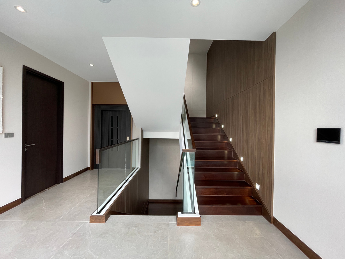 ขายบ้านเลียบทางด่วนรามอินทรา : "หนึ่งเดียวบนเลียบด่วน! Cira Residences บ้านเดี่ยว Ultra-Luxury 3.5 ชั้น พื้นที่ 845 ตร.ม. พร้อมสระว่ายน้ำส่วนตัว | ใกล้ทองหล่อ-พระราม 9 เพียงไม่กี่นาที (สังคมส่วนตัวเพียง 9 ยูนิต)"