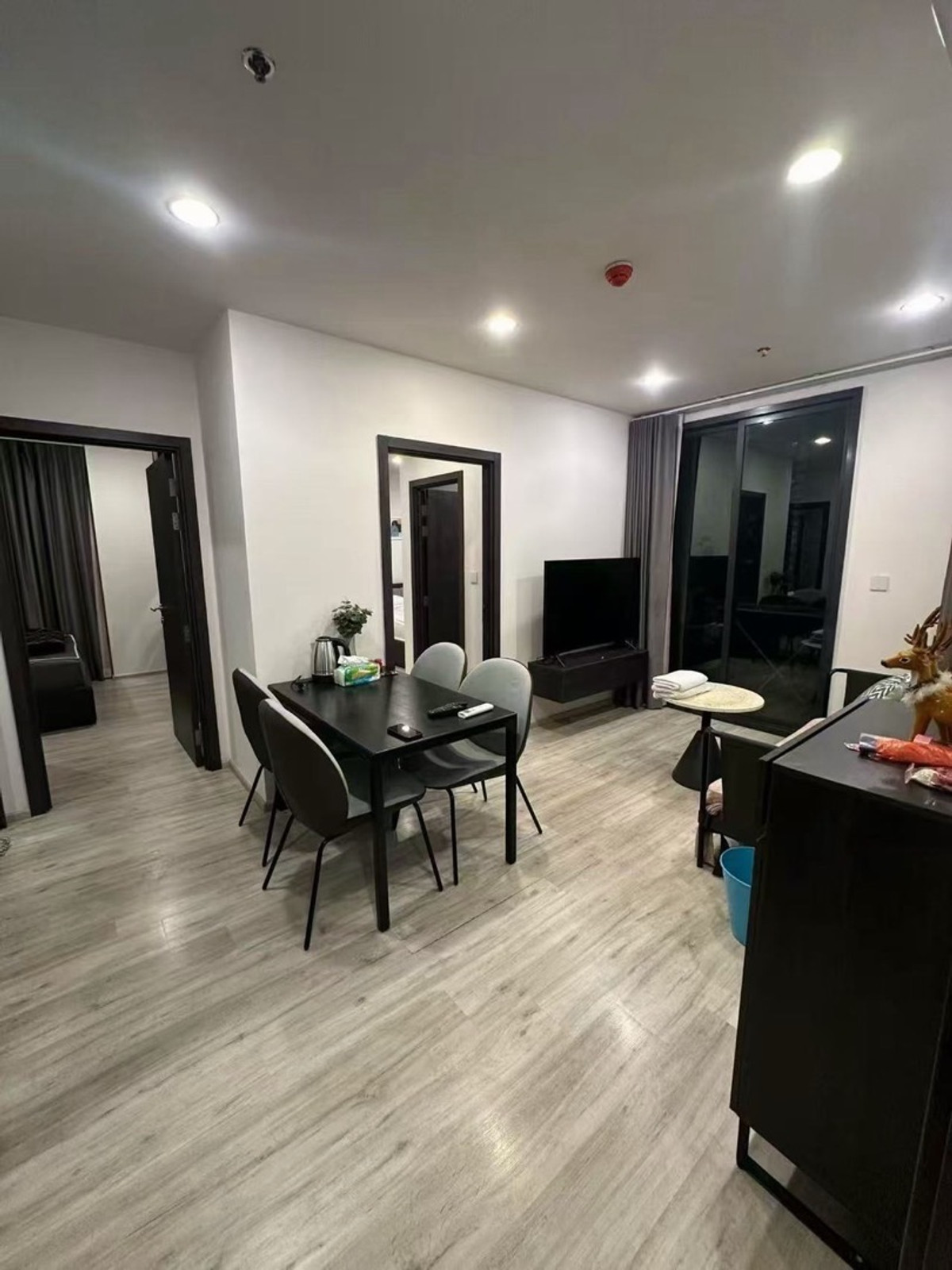For RentCondoRatchadapisek, Huaikwang, Suttisan : 2 bedrooms, 2 bathrooms Complete with furniture, you can move in immediately.