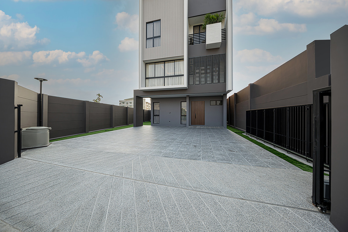 ขายบ้านโชคชัย4 ลาดพร้าว71 : [ขาย] ✨ บ้านเดี่ยว 3 ชั้น สไตล์ Modern Luxury พรีเมียมที่สุดในลาดพร้าว 101 | Feel Town ✨ แต่งครบ พร้อมลากกระเป๋าเข้าอยู่! เพียง 13.99 ล้าน (Rare Item มีเพียง 9 หลังในโครงการ!)