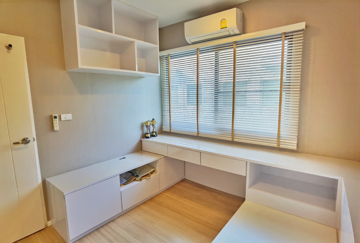 For SaleTownhomeRattanathibet, Sanambinna : [Selling at a loss! Decorated in the millions] Baan Klang Muang Rattanathibet, back side, 33 sq m, near MRT Nonthaburi Intersection 1, only 500 meters.