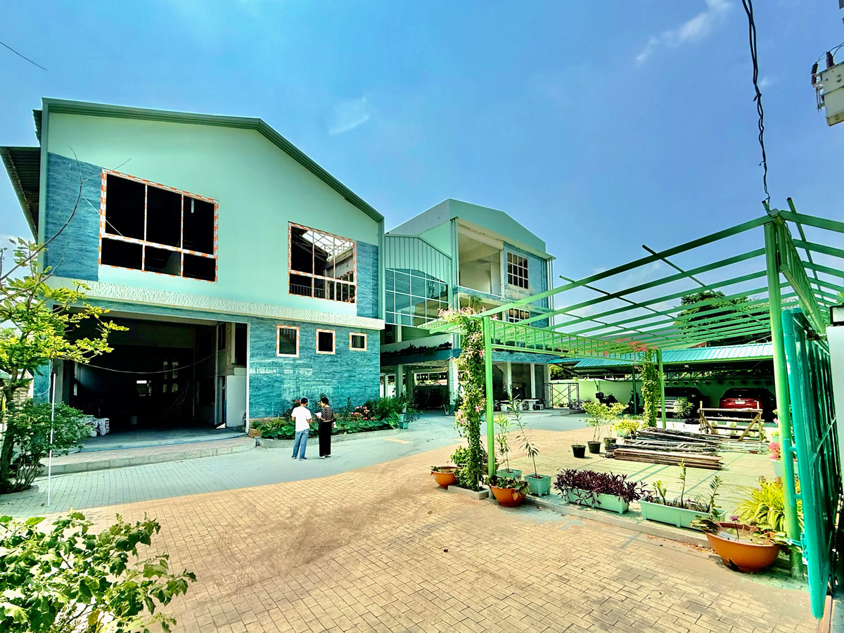 For RentOfficeRattanathibet, Sanambinna : 📢 [For Rent] Prime Office & Warehouse Complex – Rewadee Soi 7, near Nonthaburi Government Center! 🏢✨  Spacious area with versatile functions, perfect for a modern office, warehouse, or distribution center.