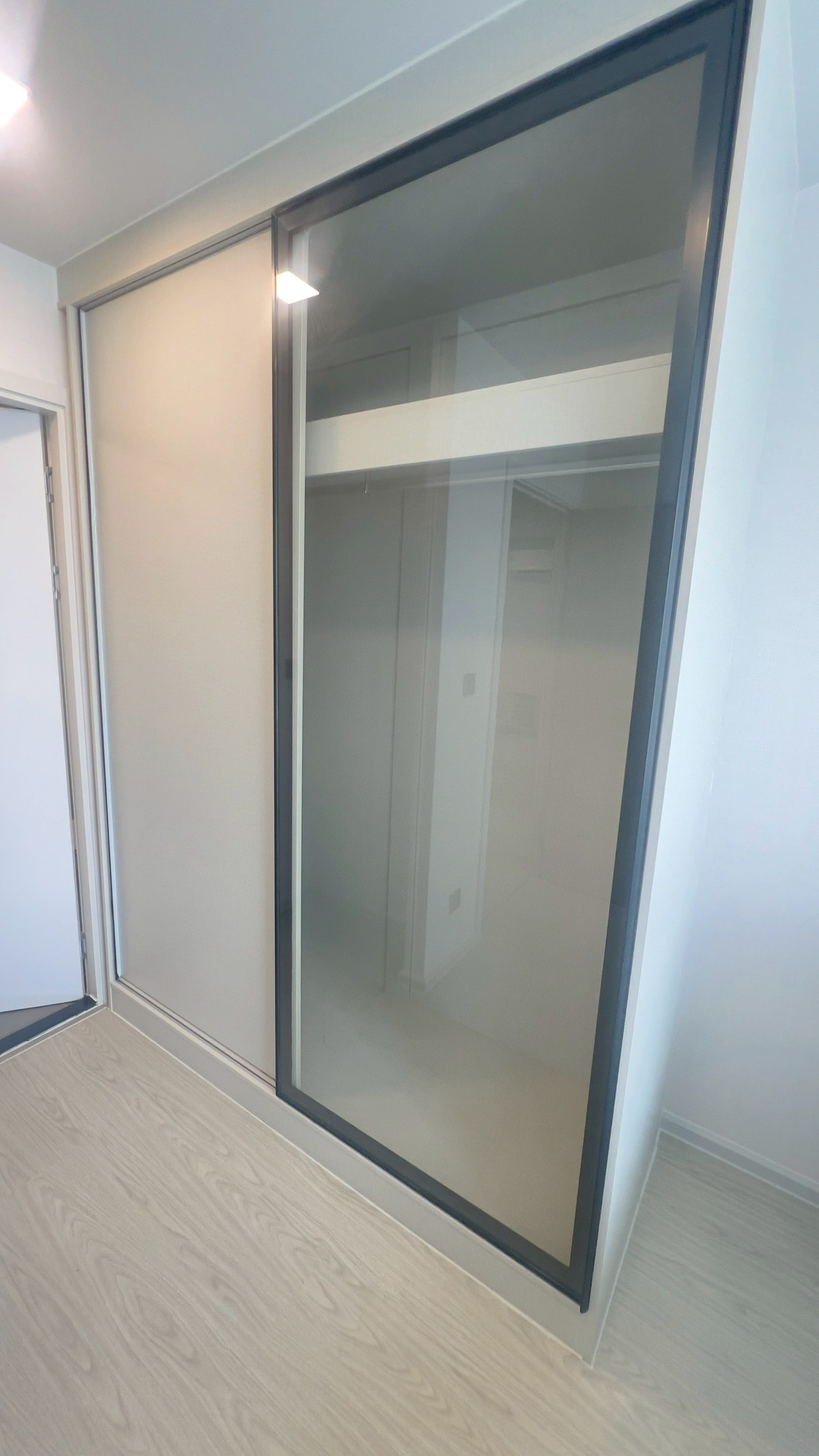 ขายคอนโดอ่อนนุช อุดมสุข : ขายห้อง Combine วิวสระ Olympic หนึ่งเดียวที่ Atmoz Oasis อ่อนนุช  ขนาดใหญ่ 55.52 ตารางเมตร 2 ห้องนอน 2 ห้องน้ำ พร้อมอยู่ ฟรีโอน