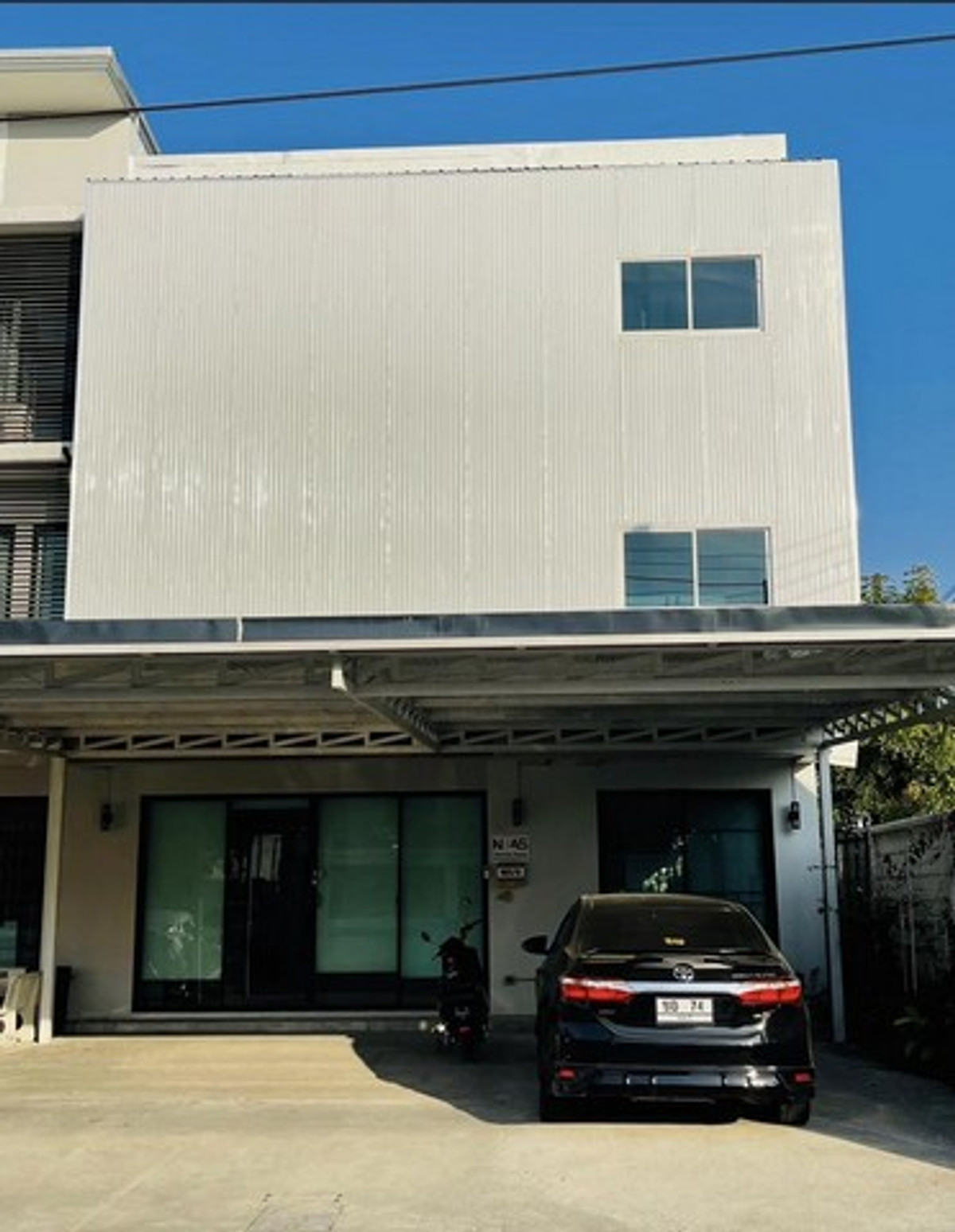 For RentTownhomeBangna, Bearing, Lasalle : HR3347[SALE/RENT] Sell or rent a 3-story building, corner plot, wide area 46 sq m, Areeya Bridge Village, Bangna.