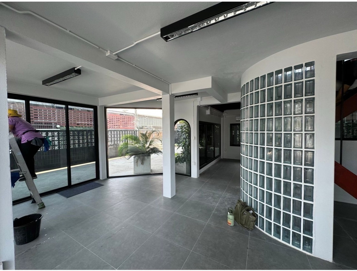 For RentHome OfficeRatchadapisek, Huaikwang, Suttisan : 💙Building Ratchada-Sutthisan-Huai Khwang 520 square meters for rent, furnished. 2-story building, land area 100 square meters, parking for 12 cars🚗