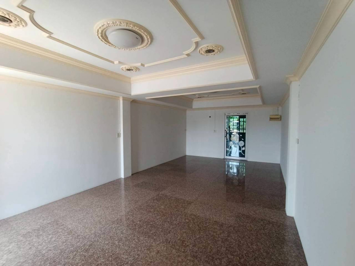 ขายอาคารพาณิชย์ปทุมธานี รังสิต ธรรมศาสตร์ : อาคารพาณิชย์ 3 ชั้น หมู่บ้านพูลผล ถนนพหลโยธิน ตำบลคูคต อำเภอลำลูกกา จังหวัดปทุมธานี