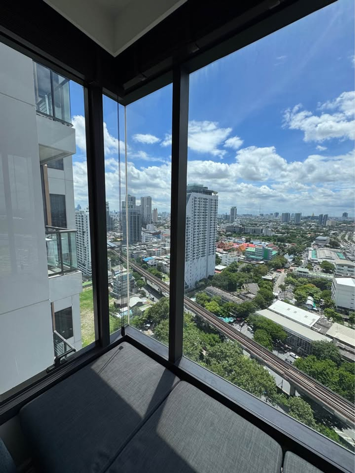 For RentCondoSapankwai,Jatujak : For rent: M Jatujak, pet-friendly condo!  High floor, beautiful room, fully furnished, near 2 BTS stations.