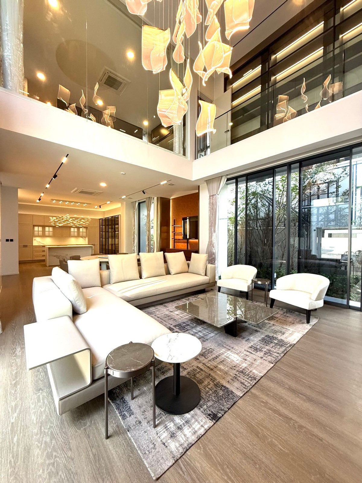 For SaleHousePattanakan, Srinakarin : House for sale VIVE New Krungthepkreetha has a private pool, private elevator, parking for 4 cars+