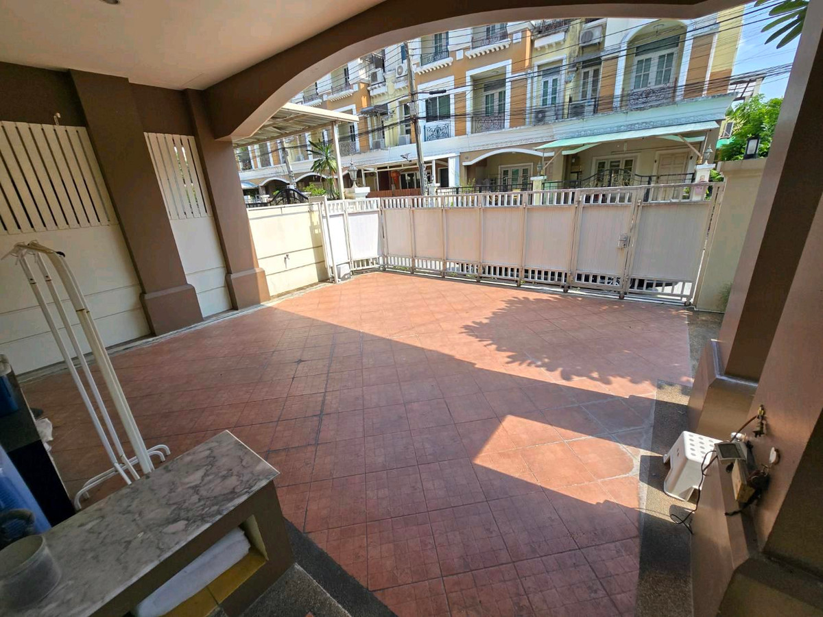 For SaleTownhomeLadprao101, Happy Land, The Mall Bang Kapi : Townhome - Saran Phruek Ladprao 130, 1 BR Available for Sale, Corner Unit, Near MRT Yellow Line : Lat Phrao 101