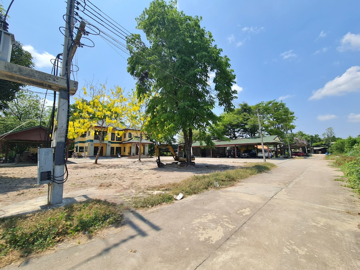 For SaleLandNakhon Pathom : Land for sale in Nakhon Pathom, Sam Phran District, with buildings, total area 6-3-79 rai, near Phetkasem Road.